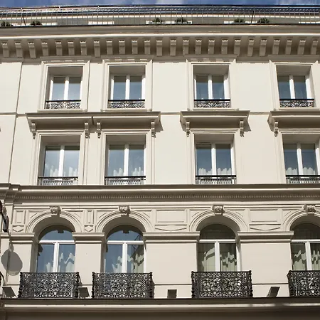 Nell Paříž